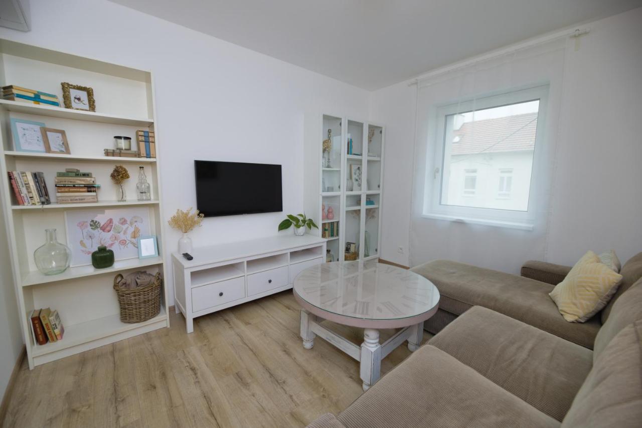 Central Apartment - Folk District Bratislava Bagian luar foto